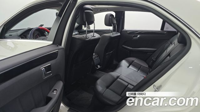 Mercedes-Benz E-Class 2011 — photo 12
