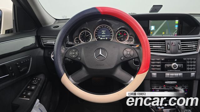 Mercedes-Benz E-Class 2011 — photo 15