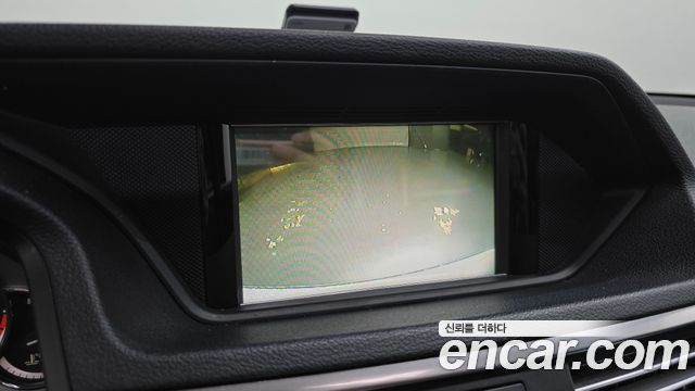 Mercedes-Benz E-Class 2011 — photo 16