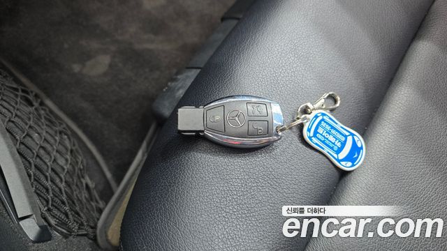Mercedes-Benz E-Class 2011 — photo 17