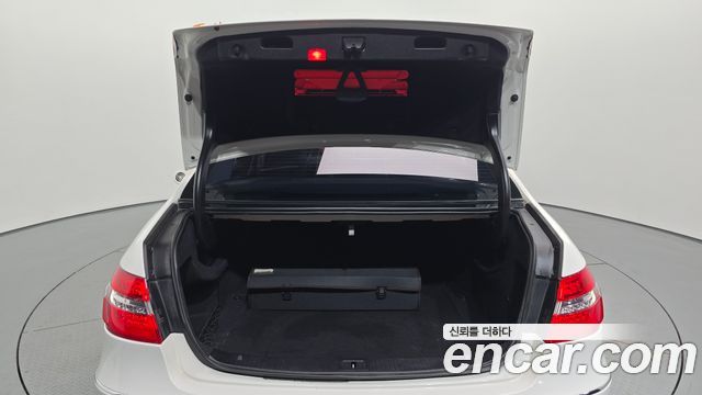 Mercedes-Benz E-Class 2011 — photo 19
