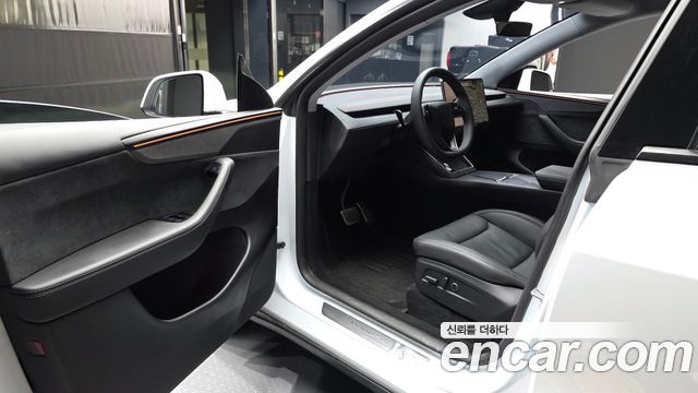 Tesla Model Y 2025 — photo 13