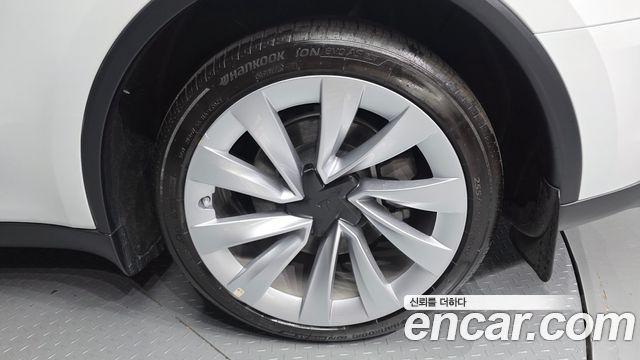 Tesla Model Y 2025 — photo 7