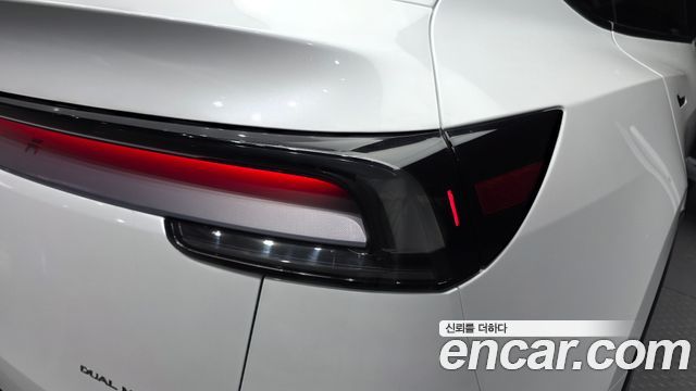 Tesla Model Y 2025 — photo 9