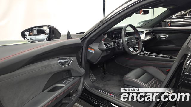 Audi RS e-tron GT 2022 — photo 13