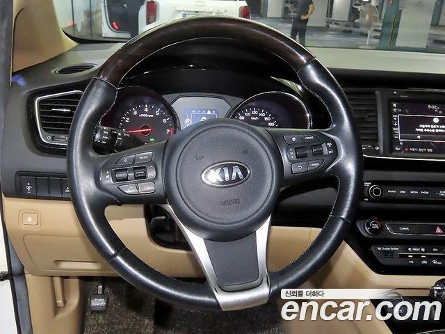 Kia Canival 2016 — photo 8