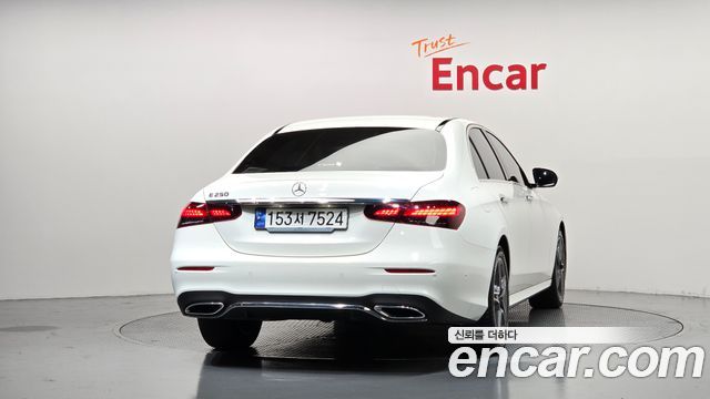 Mercedes-Benz E-Class 2023 — photo 4