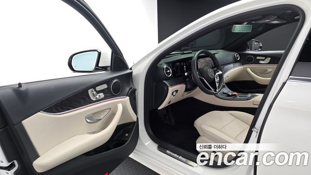Mercedes-Benz E-Class 2023 — photo 10