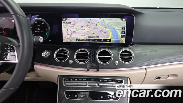 Mercedes-Benz E-Class 2023 — photo 11