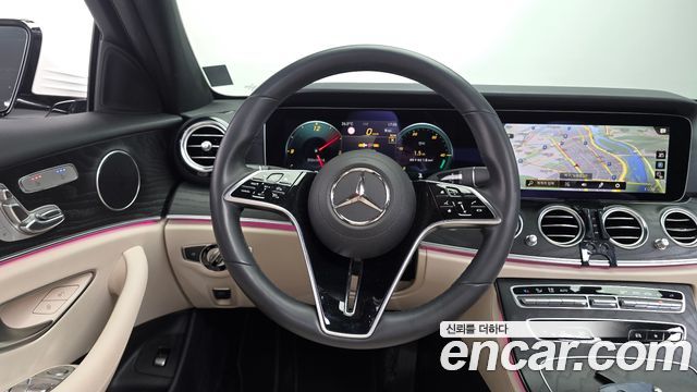 Mercedes-Benz E-Class 2023 — photo 12