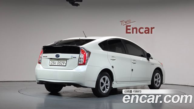 Toyota Prius 2015 — photo 2
