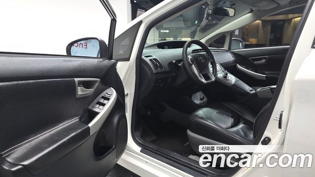 Toyota Prius 2015 — photo 13