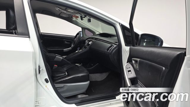 Toyota Prius 2015 — photo 16