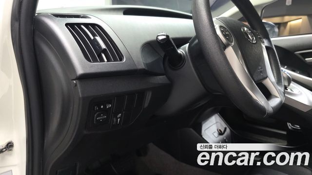 Toyota Prius 2015 — photo 30