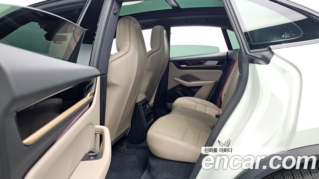Porsche Macan 2025 — photo 18