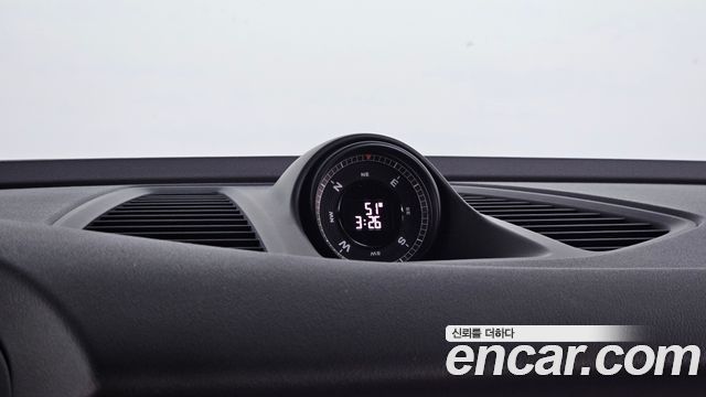 Porsche Macan 2025 — photo 32