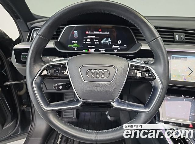 Audi e-tron 2022 — photo 9