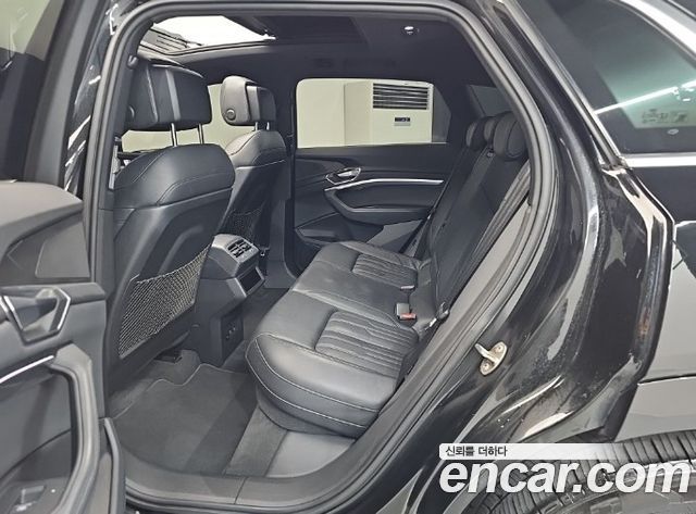 Audi e-tron 2022 — photo 12