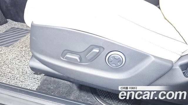 Genesis GV70 2023 — photo 32