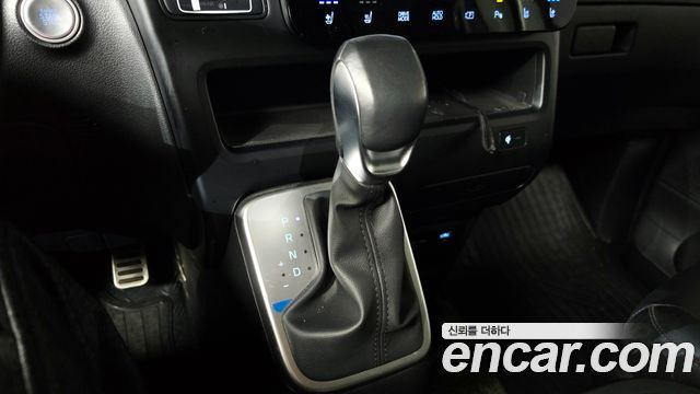 Hyundai Staria 2025 — photo 9