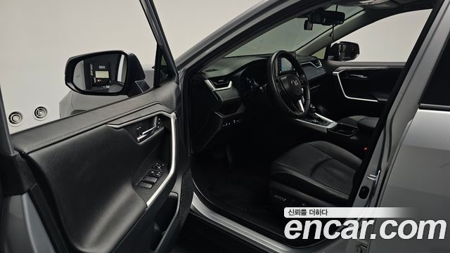 Toyota RAV4 2021 — photo 13