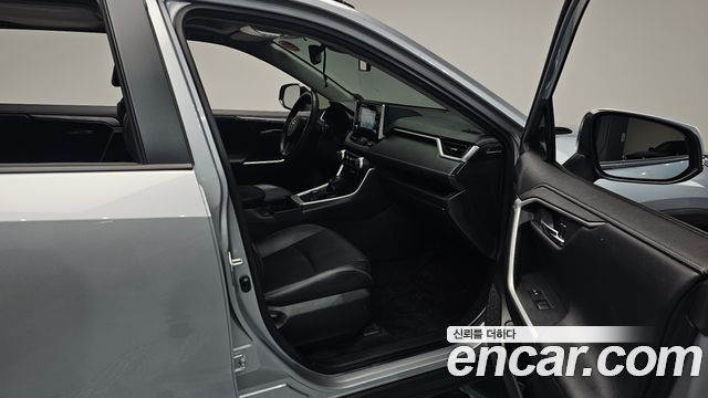 Toyota RAV4 2021 — photo 17