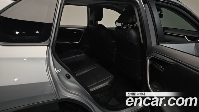 Toyota RAV4 2021 — photo 18