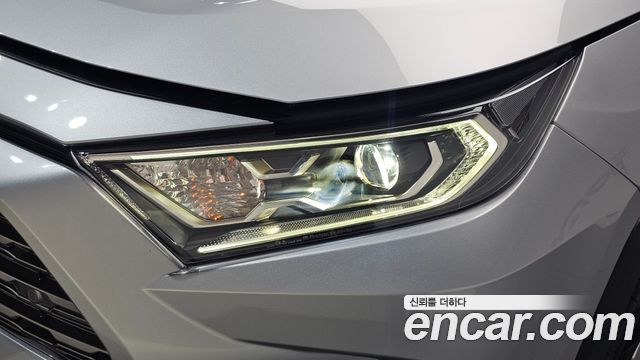 Toyota RAV4 2021 — photo 8