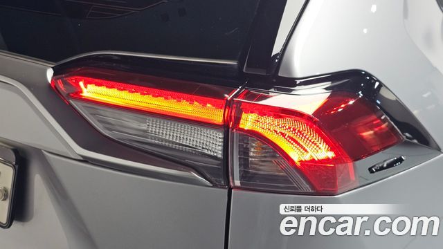 Toyota RAV4 2021 — photo 9