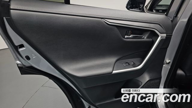Toyota RAV4 2021 — photo 15