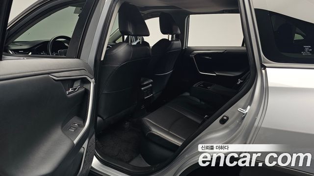 Toyota RAV4 2021 — photo 16