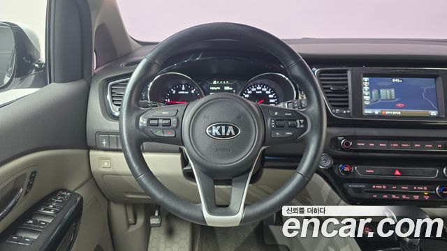 Kia Canival 2017 — photo 18