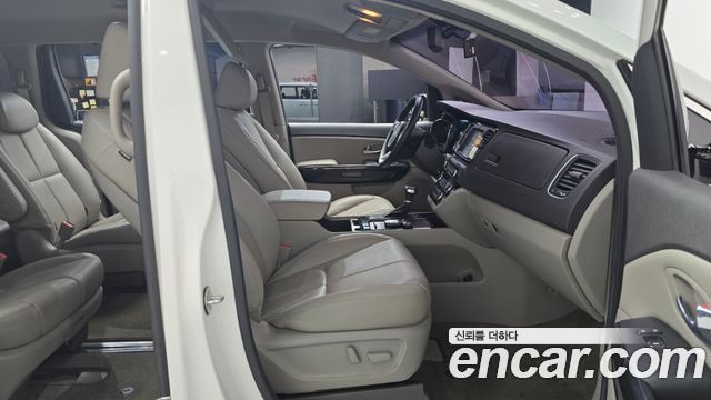 Kia Canival 2017 — photo 16