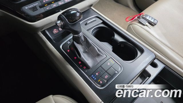 Kia Canival 2015 — photo 9