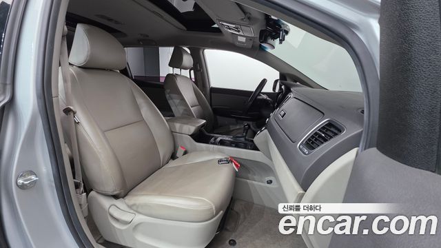 Kia Canival 2015 — photo 10