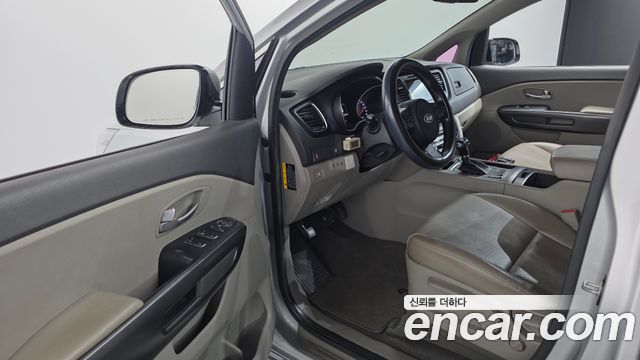 Kia Canival 2015 — photo 11
