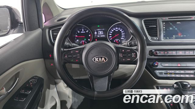 Kia Canival 2015 — photo 13