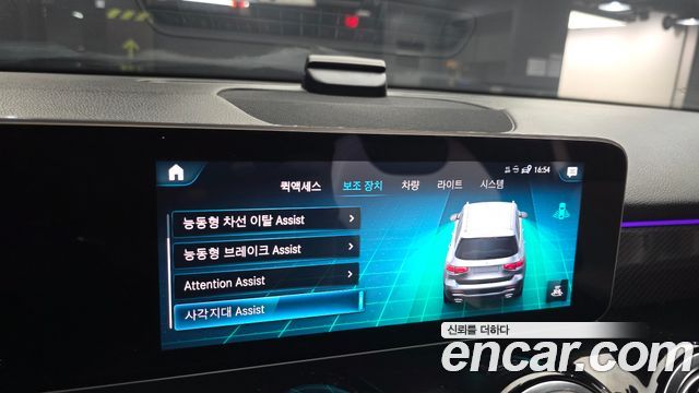 Mercedes-Benz GLB-Class 2020 — photo 23