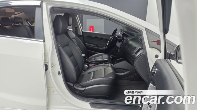 Kia K3 2015 — photo 11