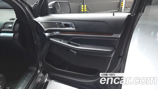 Ford Explorer 2017 — photo 14