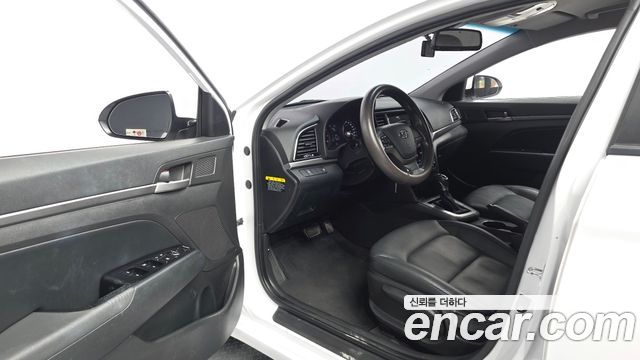 Hyundai AVANTE 2017 — photo 10