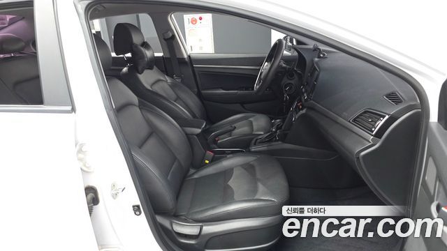 Hyundai AVANTE 2017 — photo 11