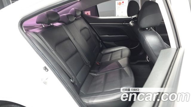 Hyundai AVANTE 2017 — photo 12