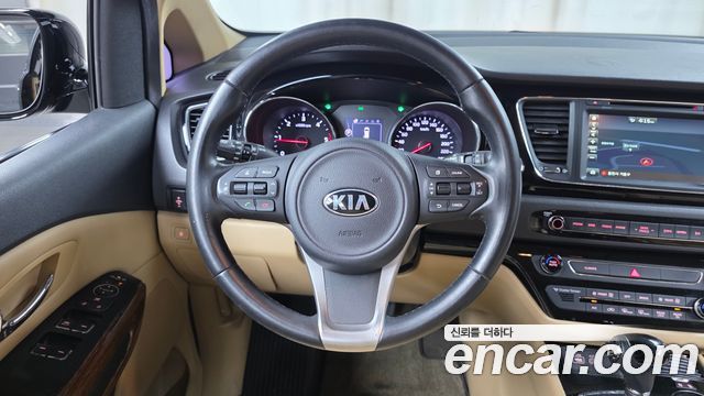 Kia Canival 2016 — photo 22
