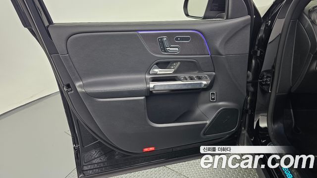 Mercedes-Benz EQB 2022 — photo 14