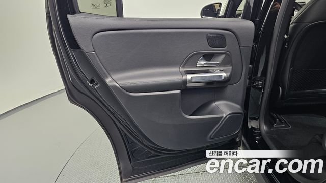 Mercedes-Benz EQB 2022 — photo 15