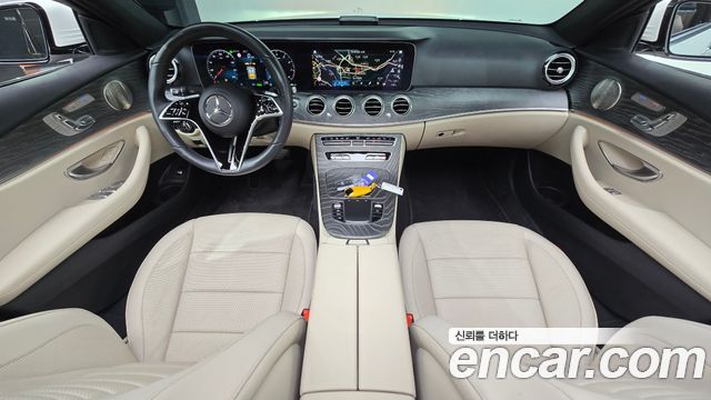 Mercedes-Benz E-Class 2023 — photo 10