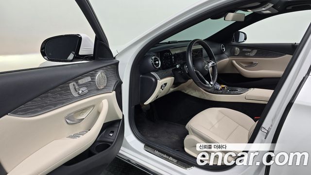Mercedes-Benz E-Class 2023 — photo 13