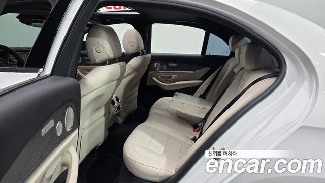 Mercedes-Benz E-Class 2023 — photo 17