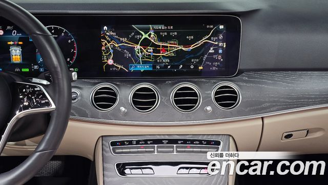 Mercedes-Benz E-Class 2023 — photo 24